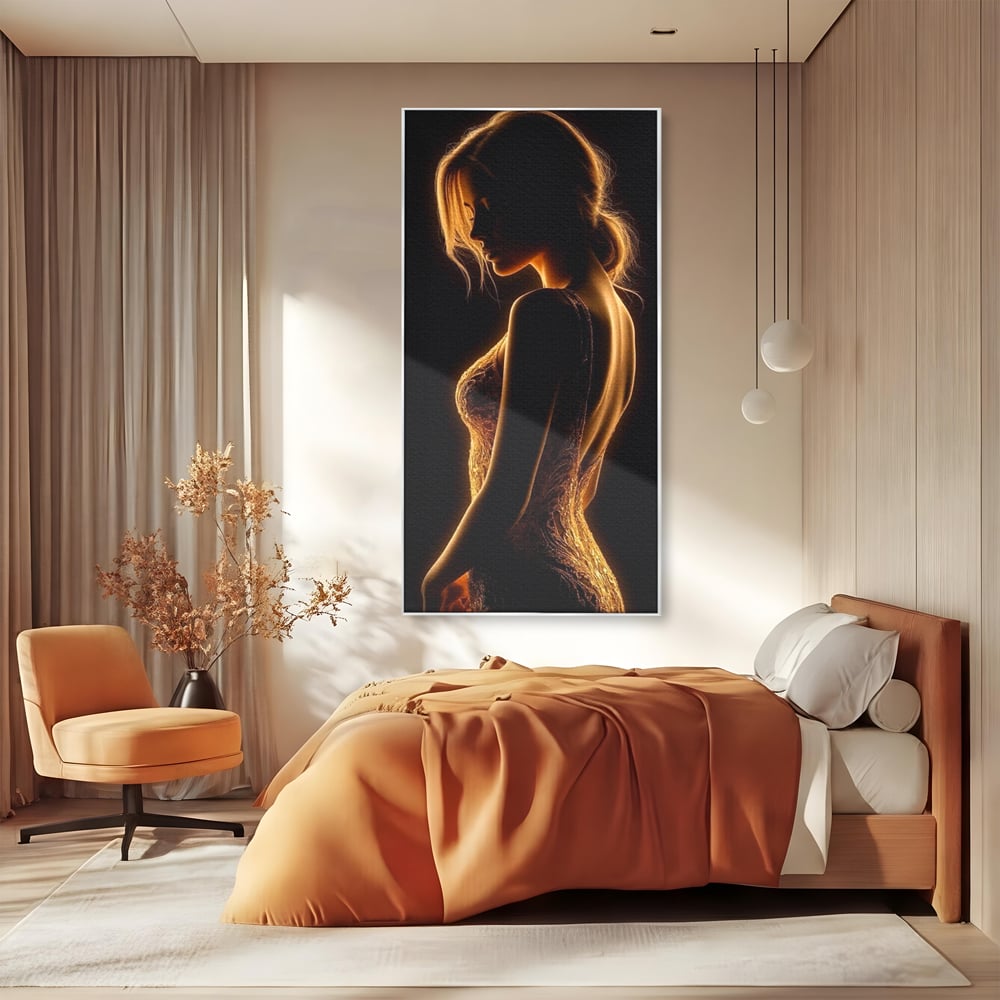 Tablou canvas cu tablou canvas cu silueta feminina, in rama de aluminiu argintiu, pe perete intr-un dormitor